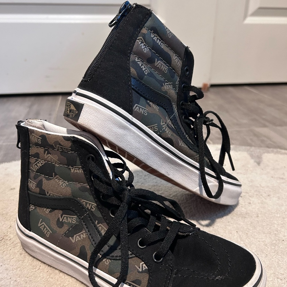 Boys Camo high top Vans